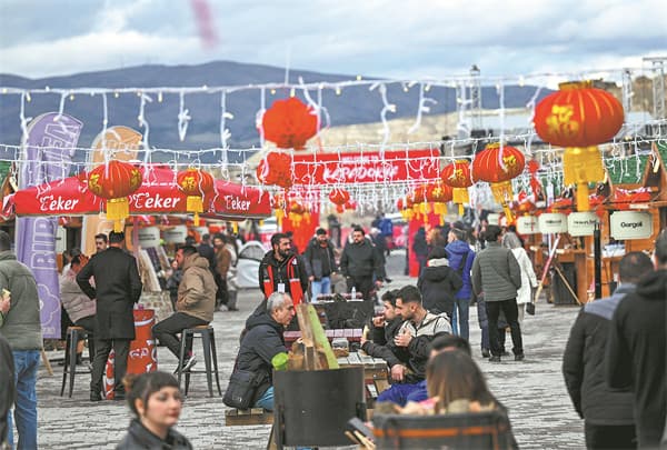 Los viajes en el Festival de Primavera transmiten vibras de celebración por continentes